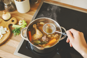 Domowy bulion i wywar – dlaczego warto gotować go samodzielnie i czerpać z natury?