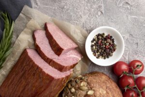 Domowe wędzenie i pieczenie – jak wybrać najlepszy surowiec na własne wyroby?